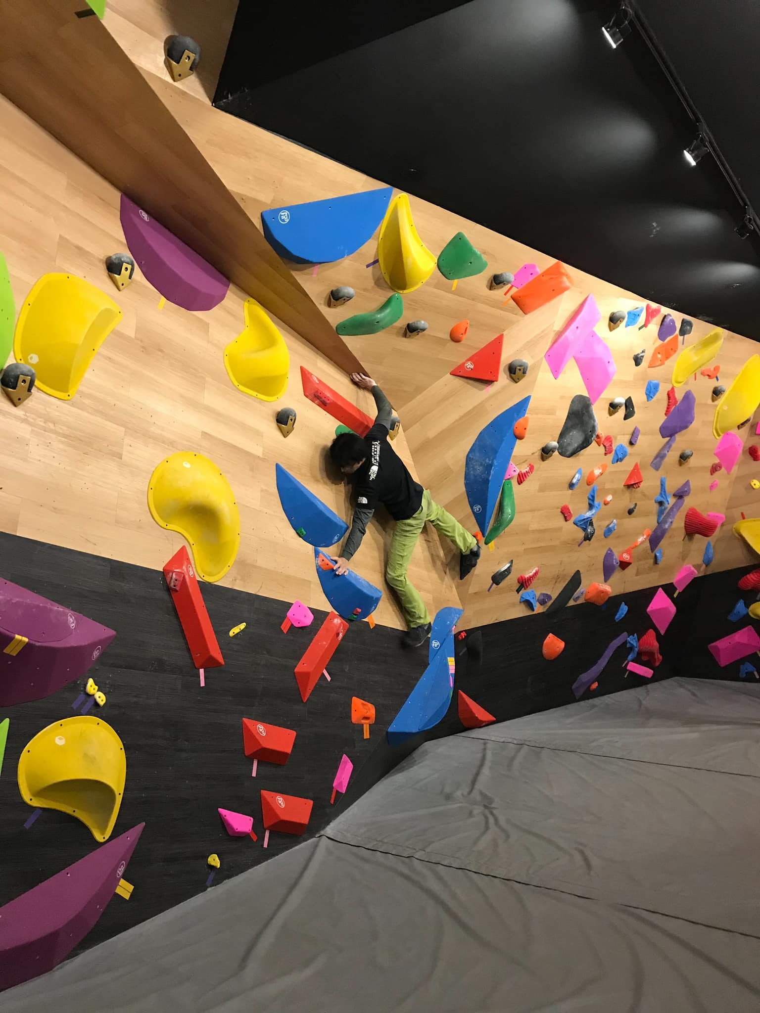 CORNER Bouldering Gym 角攀岩館 CORNER Bouldering Gym 角攀岩館